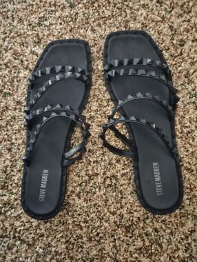 Steve Madden Black Pyramid-Stud Flip Sandals